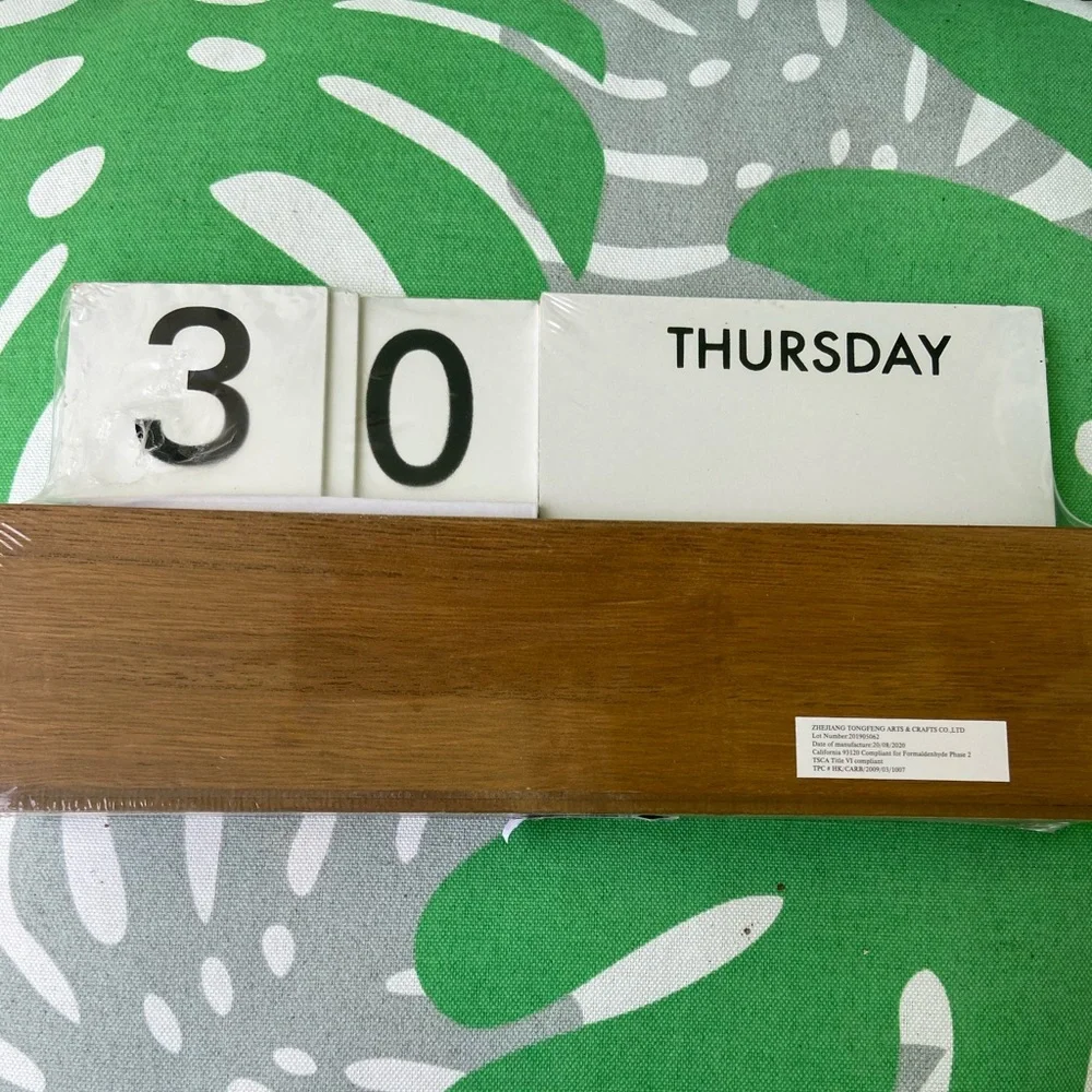 🆕Desk Calendar wooden white and black